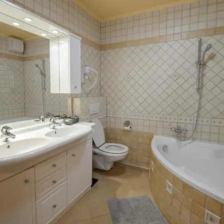 Hr Apartmanhaz Lägenhet Eger