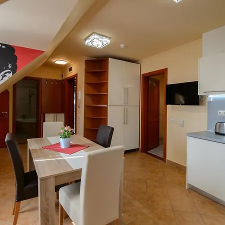 Hr Apartmanhaz Lejlighed Eger